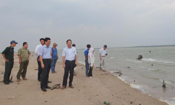  UBND tỉnh khảo sát thực tế các bãi tắm nước ngọt tự phát dọc hồ Dầu Tiếng thuộc xã Tân Hòa, huyện Tân Châu